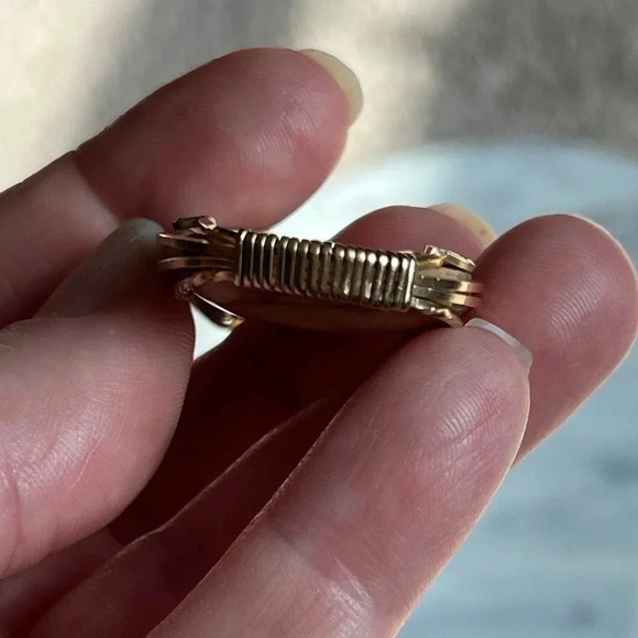 Gold tone wire wrapped semi-precious teardrop stone pendant - Picture 8 of 10